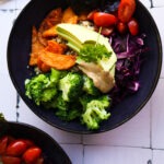 Buddha bowl met zoete aardappel en romige dressing van Vitaal van Start-5 2